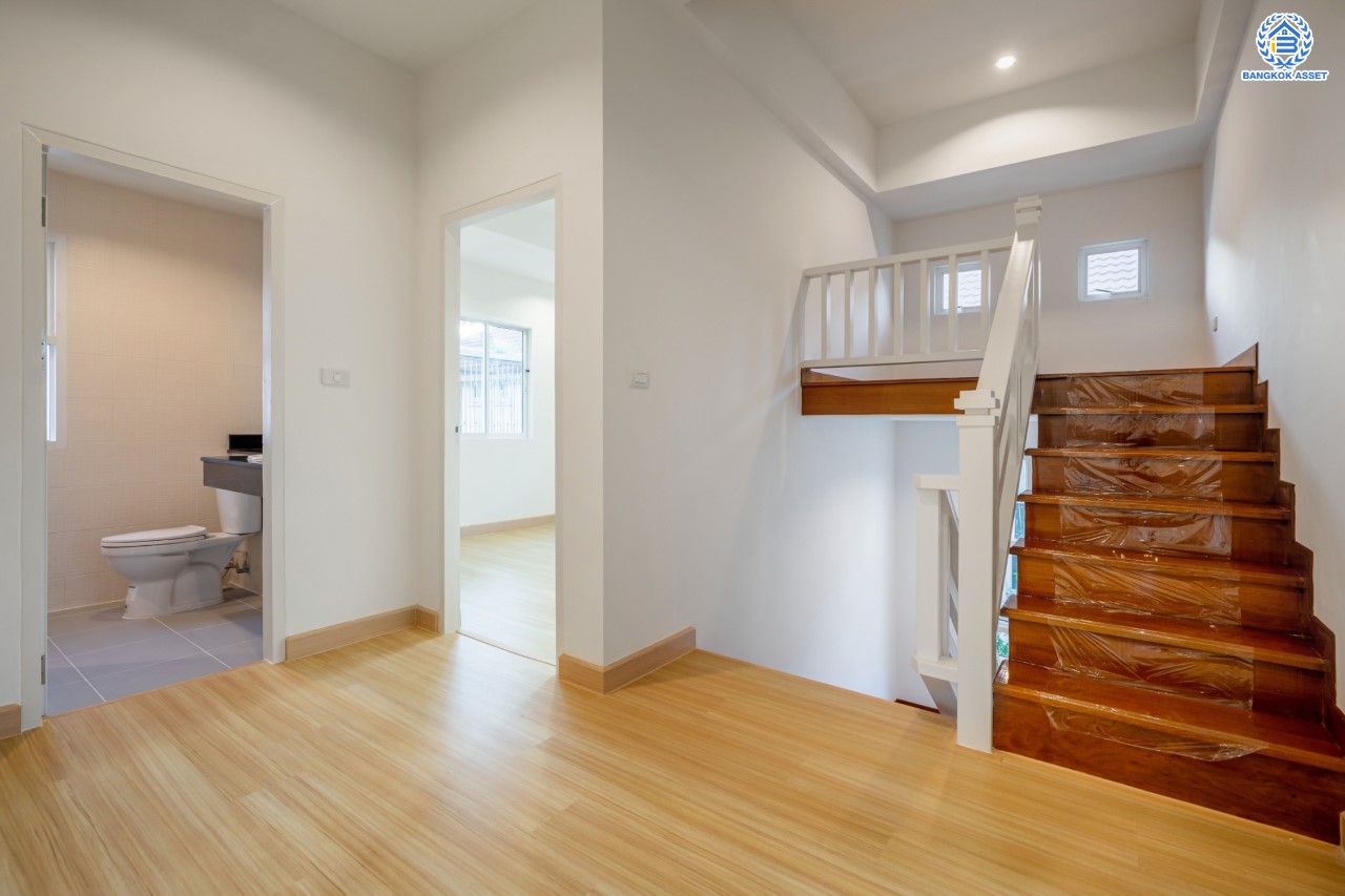 บ้านมือสองตกแต่งใหม่ ม.สิริกานต์3 บางใหญ่-กาญจนาฯ หลังมุม เนื้อที่ 56.8 ตร.ว. ฟังก์ชัน 3 นอน 3 น้ำ จอดรถได้ 2 คัน พื้นที่ใช้สอยกว้างขวาง พร้อมเดินทางสะดวกสบาย ใกล้รถไฟฟ้า "สถานีคลองบางไผ่" และจุดขึ้นทางด่วน "ศรีรัช"